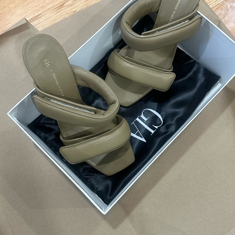 Women's Tan Sandals